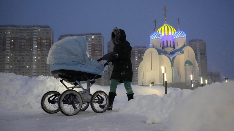 Тренд на усыновление: в России сократилось число детей-сирот