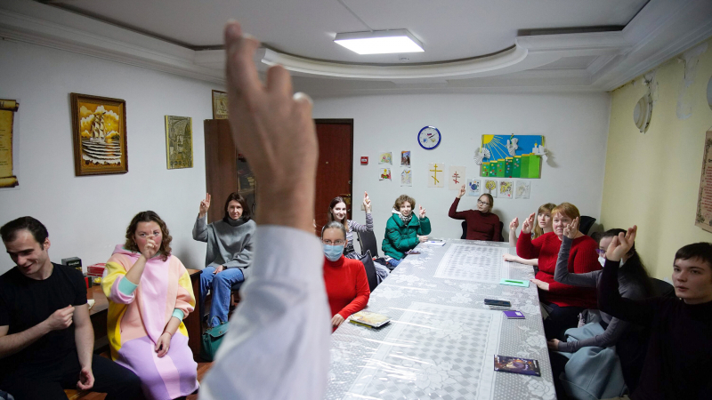 Вскрыли пласт: в Госдуме проходит цикл совещаний по проблемам глухих детей