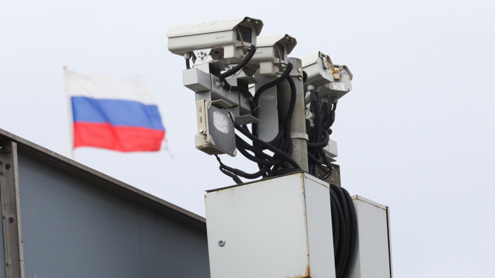 В Москве накажут нарушителей, оставляющих машины на направляющих островках