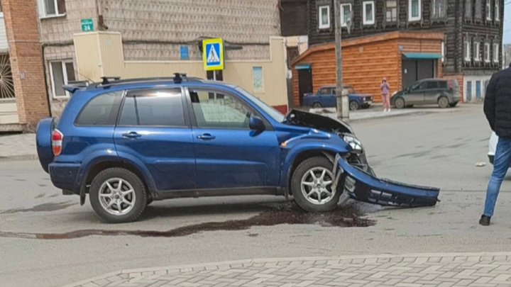 Скорая завалилась на бок после аварии в Томске