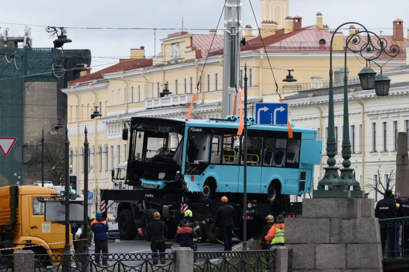 В Петербурге задержали начальника автоколонны «Такси», чей автобус упал в Мойку 