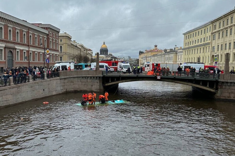 В Петербурге задержали начальника автоколонны «Такси», чей автобус упал в Мойку 