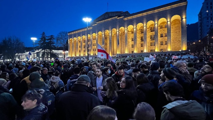 В Тбилиси участники акции протеста сожгли российский флаг