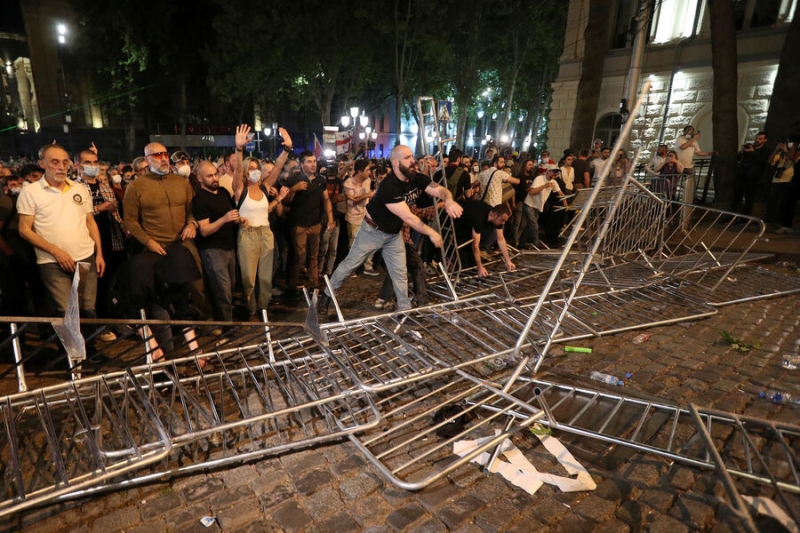 В парламенте Грузии произошла потасовка между депутатами перед началом заседания 