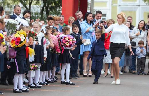 Выплаты школьникам к 1 сентября: кто и сколько получит, что подарят