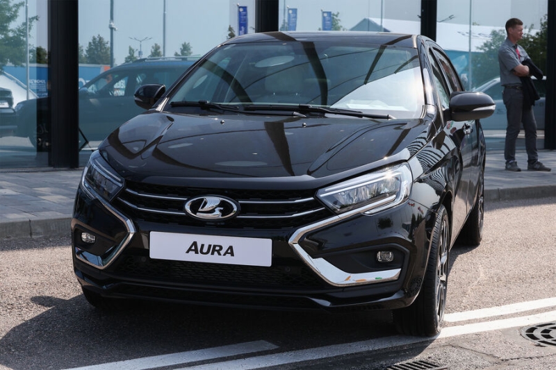 Автоэксперт Шапарин: чиновники не захотят покупать Lada Aura за 3 млн рублей 