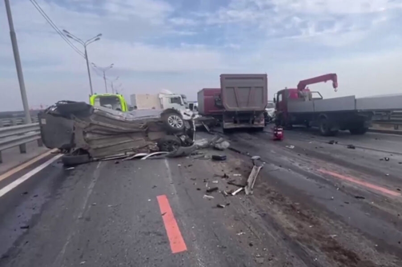 Момент массового ДТП с самосвалом на трассе М-2 попал на видео 