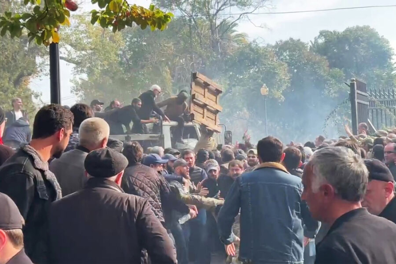 Онлайн-трансляция уличных протестов в Сухуме 