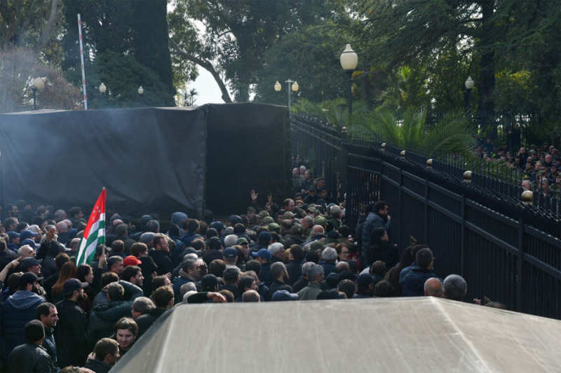 Онлайн-трансляция уличных протестов в Сухуме 