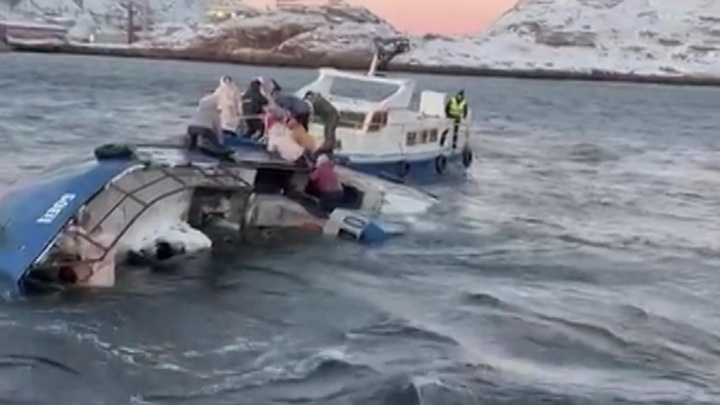 Выход в Баренцево море затонувшего судна организовал нелегальный туроператор - Новости на Вести.ru