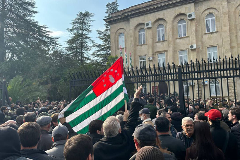 Онлайн-трансляция уличных протестов в Сухуме 