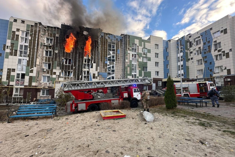 В Белгороде очевидец снял на видео момент попадания БПЛА в жилой дом 