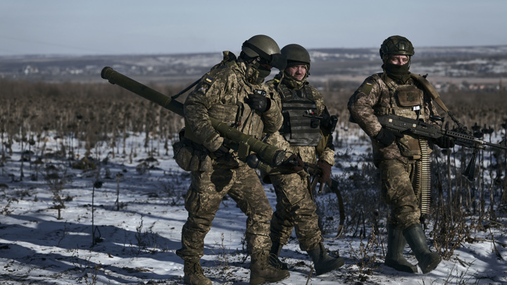 Нromadske: командиры ВСУ бьют солдат-алкоголиков - Новости на Вести.ru