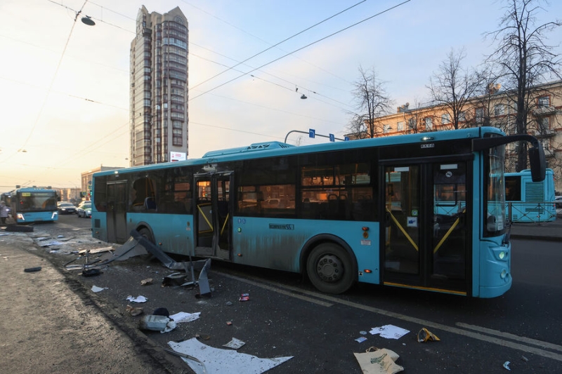 «Я ничего не помню. Я только повернул». В Петербурге автобус снес остановку с людьми 