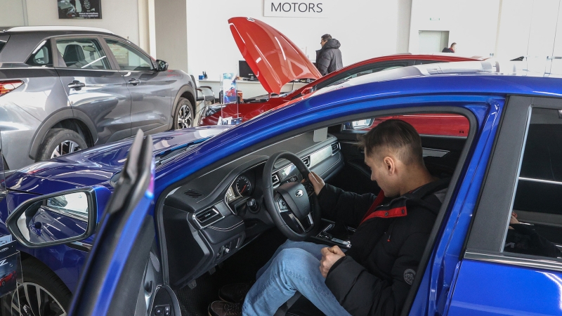 Прошлогодний снег: продажи новых автомобилей в марте упали вдвое