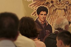 Причисление к лику святых «покровителя интернета» отложили из-за смерти Папы Римского