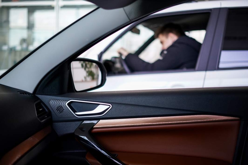Прошлогодний снег: продажи новых автомобилей в марте упали вдвое