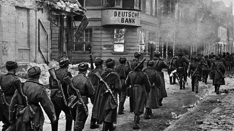 Улицы Победы: выставки «Известий» — на бульварах, в аэропорту и парках