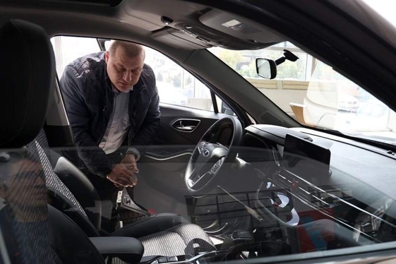 Прошлогодний снег: продажи новых автомобилей в марте упали вдвое