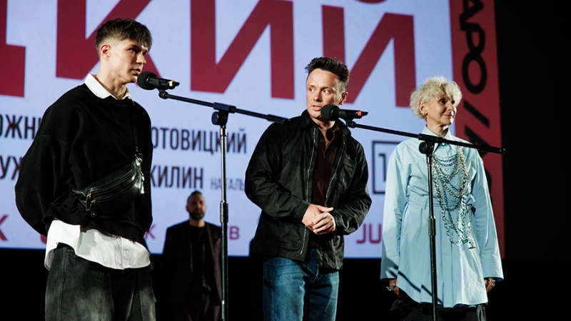 Платья, деньги, два ствола: на премьере в Москве раздали купюры, в Каннах — овации