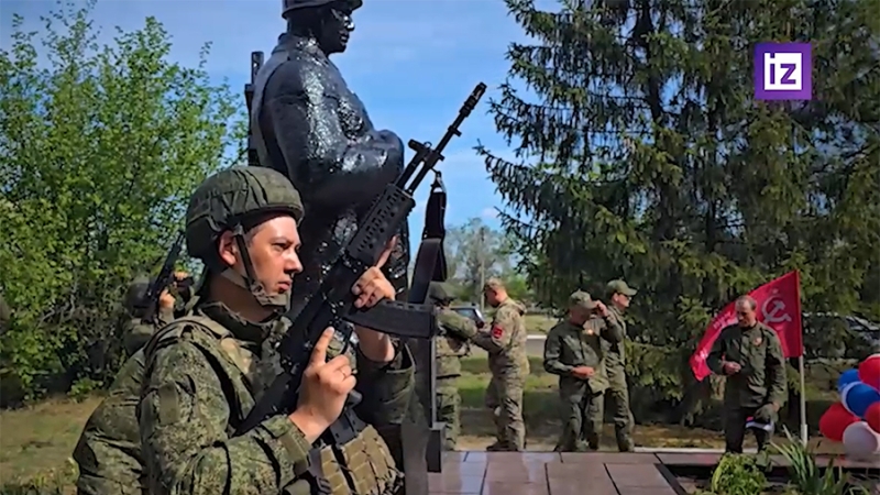 Военнослужащие ВС РФ восстановили памятник героям ВОВ в селе Булавиновка в ЛНР