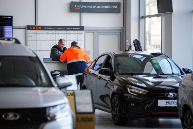 Качели с колесами: продажи машин в апреле упали еще на четверть