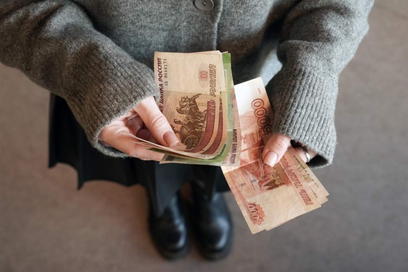 Раз пошла такая планка: банки хотят ввести лимит на переводы с карт подростков