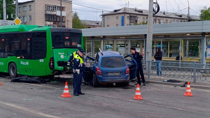 В Екатеринбурге в ДТП с автобусом погиб человек