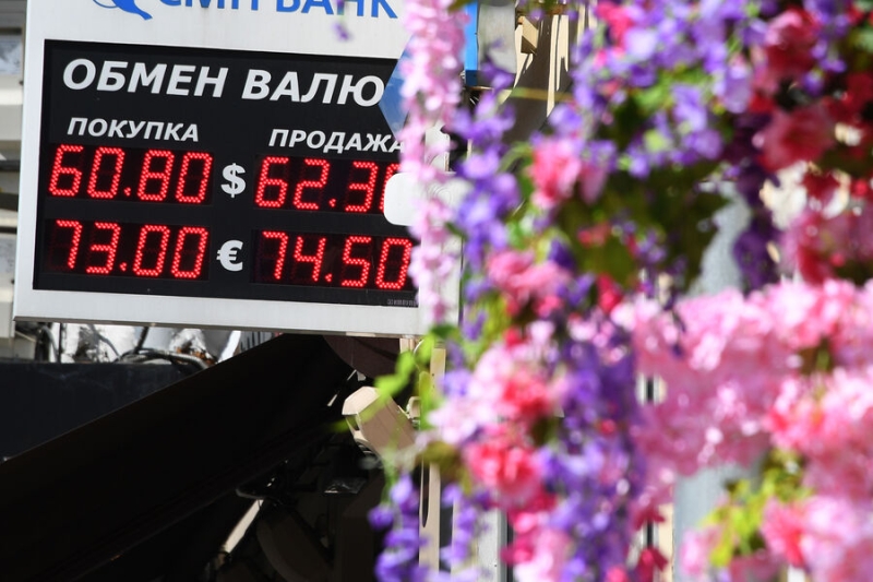 «Доллар может упасть и до 60». Что будет с курсом рубля летом? 