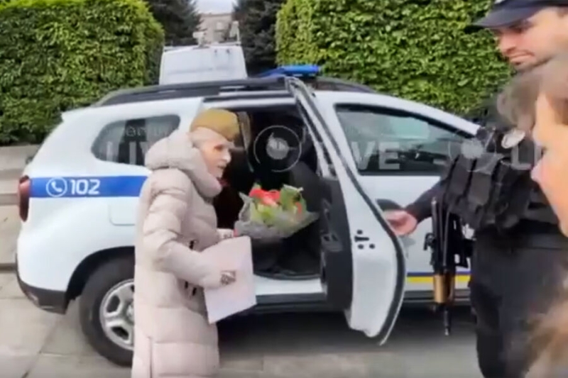 «Вашу свастику видно». На Украине задерживают за красные звезды и песни Победы 
