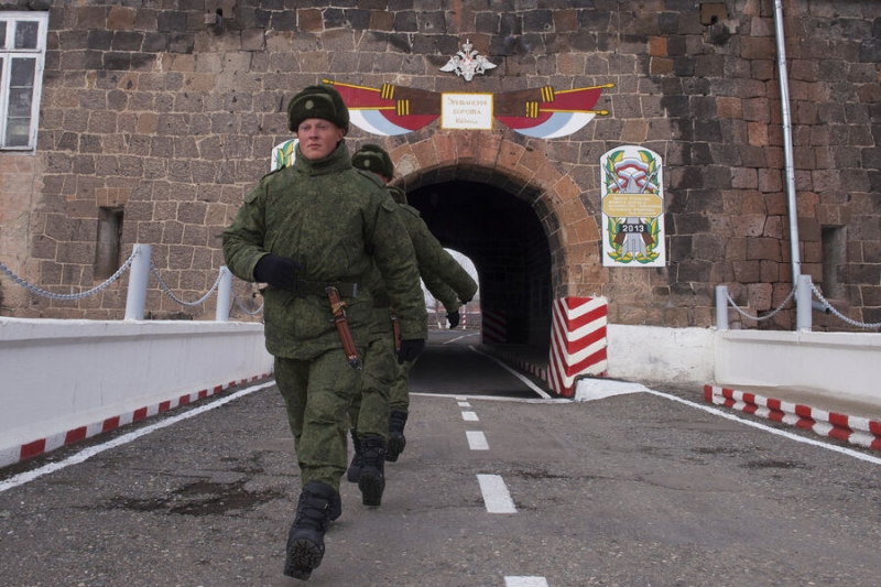 «Больше нет необходимости»: в Армении вновь намекнули, что российские военные в Гюмри не нужны 