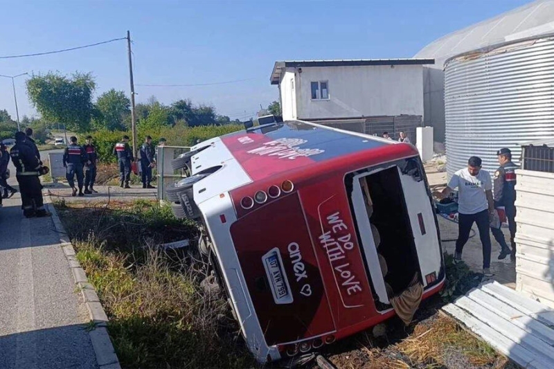 Автобус с россиянами перевернулся и улетел в кювет Турции. 18 человек в больнице 
