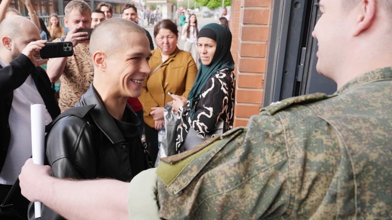Служба с поддержкой: как прошли проводы актера Глеба Калюжного в армию