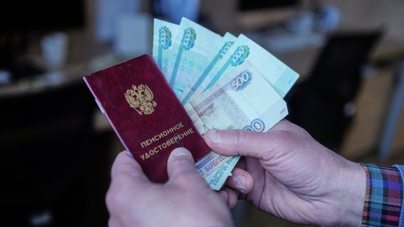Пойти в разрыв: средние выплаты работающим пенсионерам выросли на 150 рублей