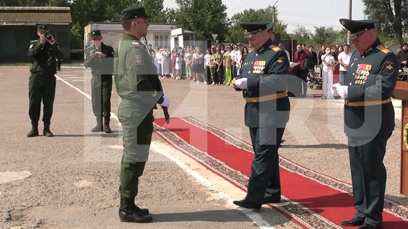 Под Астраханью военных 439-й гвардейской бригады наградили орденом Суворова