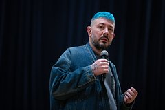 Артемий Лебедев назвал Земфиру красоткой и обратился к релокантам