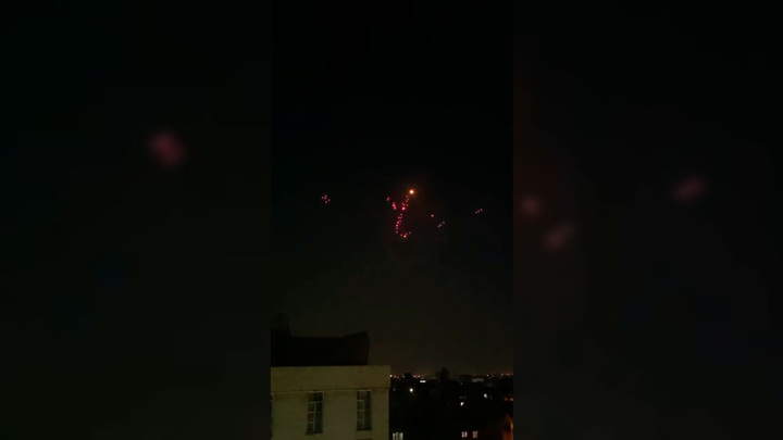 В центре Тегерана сработала ПВО, слышны похожие на взрывы звуки - Новости на Вести.ru