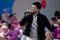 Известный певец рассказал о приятных прикосновениях фанатов