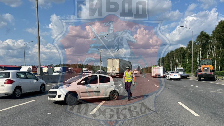 Два человека пострадали в ДТП с грузовиком на 79 км МКАД - Новости на Вести.ru