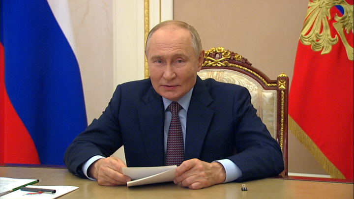 Путин поздравил медработников с предстоящим праздником - Новости на Вести.ru