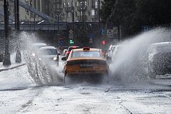 Водителям дали советы на случай затопления машины во время ливня