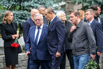 Слезы матери и прощание девушки Полины: как хоронили Романа Старовойта 