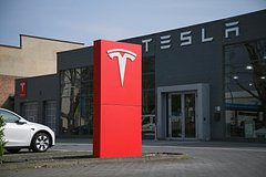 Акции Tesla упали после объявления Маска о создании партии