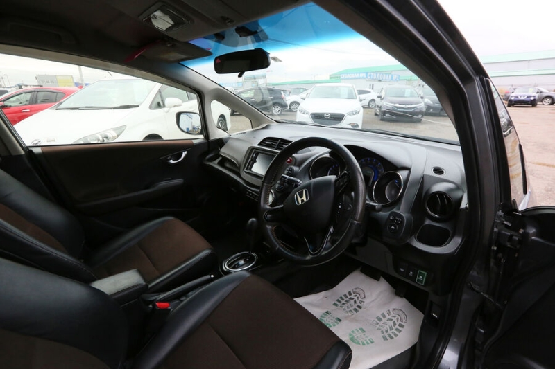 Часто бьются: в России хотят запретить праворульные автомобили 