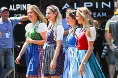 Россиянин описал девушек в одной стране Европы словами «очень любят взрослых мужиков»