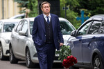 Слезы матери и прощание девушки Полины: как хоронили Романа Старовойта 