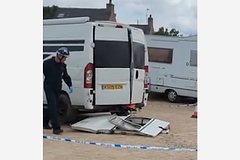 Фургон путешественника взорвался вместе с ним на пляже в Европе