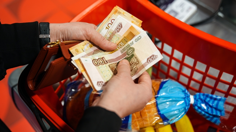 Расскажите про покупки: россияне стали больше тратить в магазинах
