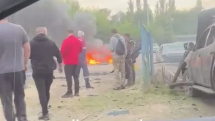 Пожар возник в результате падения дрона на парковке у предприятия в Ельце - Новости на Вести.ru