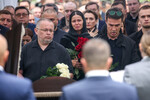 Слезы матери и прощание девушки Полины: как хоронили Романа Старовойта 